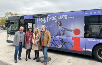 Bernd Rubelt, Dr. Sigrid Sommer, Bettina Biffi und Reimund Jennert vor dem Kampagnenbus zur "mobiagentur".