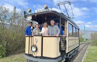 Bernd Rubelt mit mehreren Personen auf dem Denkmal des Monats, Lindner Motorwagen Nr. 9 (Triebwagen). dem  (
