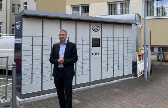 Oberbürgermeister Mike Schubert vor der neuen Dokumentenstation