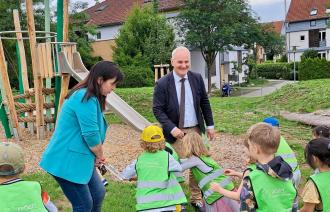 Bernd Rubelt bei der Eröffnung der Grünfläche Golmer Ritterstraße und Spielplatz mit acht Kinder.