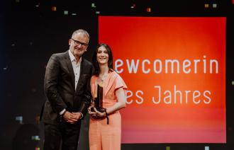 Ghazaleh Madani bei der Preisverleihung der German Startups Awards 2025 auf der Bühne