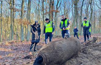Oberbürgermeisterin Noosha Aubel, Einsatzleiter Kai Lange und Sprengmeister Mike Schwitzke mit der entschärften Bombe.