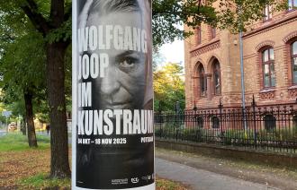 Litfaßsäule der Joop-Ausstellung in der Berliner Straße