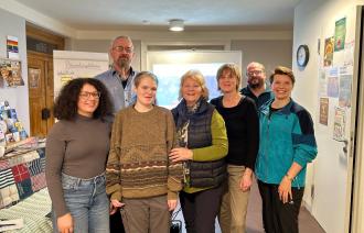 Die Kiez-Jury zum Bürger*innen-Budget 2024/25 und das Team vom Heidehaus in Babelsberg