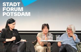 Vier Personen sitzen auf Stühlen und diskutieren beim Stadt Forum #72.