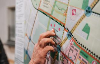 Eine Hand zeigt auf eine Karte.