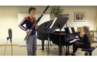 Ein jugendlicher Fagottist spielt im Duett mit einer jungen Pianistin. Er ist sehr leger gekleidet. Dadurch merkt man wie aktuell und vielleicht alltäglich Mozart und das Instrument Fagott heute sein kann 