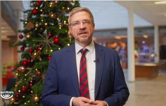 Oberbürgermeister Mike Schubert vor einem Weihnachtsbaum bei der Neujahrsansprache