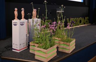Klimapreis 2026 - Preisskulptur und Blumenkiste im Filmmuseum