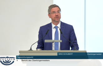 Oberbürgermeister Mike Schubert in der Sitzung der Stadtverordneten am 2. April 2025