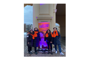 Vor einer Flagge "Wis sagen Nein zu Gewalt an Frauen" stehen Stefanie Buhr, Amanda Palenberg, Claudia Sprengel und Tina Denninger und schauen in die Kamera