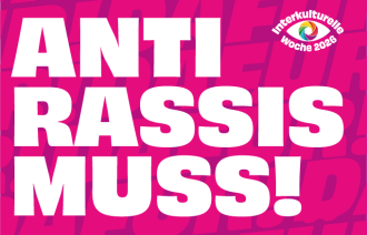 Grafik zur Interkulturellen Woche 2026 mit der Aufschrift „Anti Rassismus!“ und dem Logo der Interkulturellen Woche 2026 auf pinkfarbenem Hintergrund.