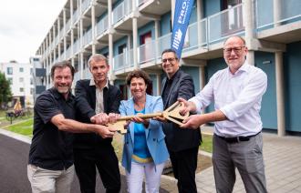 Symbolische Schlüsselübergabe im Patrizierweg: Gregor Jekel, Leiter Fachbereich Wohnen, Arbeiten, Integration der Landeshauptstadt Potsdam, Daniel Beermann, Geschäftsführer Soziale Stadt ProPotsdam gGmbH, Brigitte Meier, Beigeordnete für Ordnung, Sicherheit, Soziales und Gesundheit der Landeshauptstadt Potsdam, Jörn-Michael Westphal, Geschäftsführer ProPotsdam, Bert Nicke, Geschäftsführer ProPotsdam (v.l.n.r.)