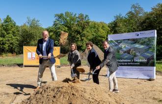 Bert Nicke (Geschäftsführer ProPotsdam), Sandra Jacob (Bereichsleiterin Neubau, ProPotsdam), Brigitte Meier (Beigeordnete für Ordnung, Sicherheit, Soziales und Gesundheit der Landeshauptstadt Potsdam) und Gregor Jekel (Leiter Fachbereich Wohnen, Arbeiten und Integration der Landeshauptstadt Potsdam) beim symbolischen Spatenstich am Bauort in Golm (v.l.n.r.)