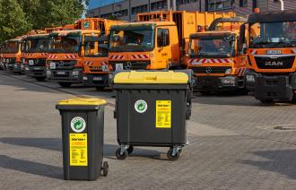 GT+ Behälter 240l & 1100l vor STEP Autos