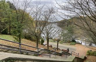 Eine Steintreppe, die hinab zum Uferweg des Griebnitzsees führt.