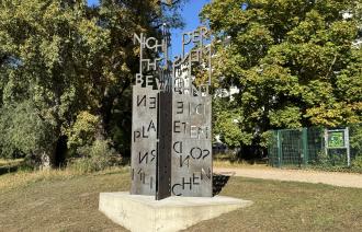 Bild einer Skulptur aus Cortenstahl welche neu im Rahmen des Walk of Mondern Art aufgestellt wurde
