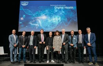 Podiumsgäste des Schinkelhallentalks zum Thema Digital Health lächeln in die Kamera