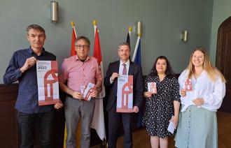 Oberbürgermeister Mike Schubert, Pete Heuer, Vorsitzender der Stadtverordnetenversammlung, Amanda Palenberg, Beauftragte für Migration und Integration, sowie Fereshta Hussain, Vorsitzende des Migrantenbeirates informieren über den 19. Integrationspreis.