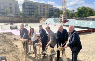 Oberbürgermeister Mike Schubert mit weiteren Personen beim Spatenstich für neuen Schulstandort im Potsdamer Norden.