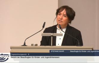 Stefanie Buhr, Beauftragte für Kinder- und Jugendinteressen der Landeshauptstadt Potsdam, spricht am Redepult während ihres Berichts in der Stadtverordnetenversammlung