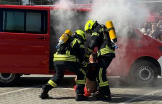 Zwei Feuerwehrmänner beim Tag der offenen Tür 2026 bei einer Rettungsübung.