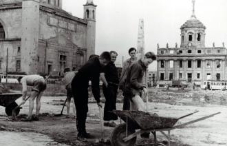 Drei Männer arbeiten an der Aufbauarbeiten auf dem Alten Markt Anfang der 1960er