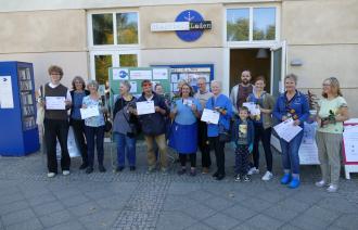 Kiez-Jury bei der Übergabe der Förderchecks an die ausgewählten Projekte beim Bürger-Budget 2024/25 im Kirchsteigfeld