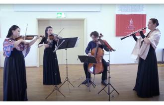 Ein klassisches Musikquartett in Aktion - Violinistin, Bratscherin, Cellist und eine Oboisten.