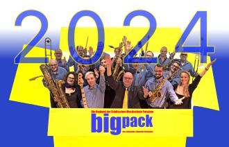 Hinter der Jahreszahl 2024 schauen in einer fröhlichen Bildmontage die Mitglieder einer großen Bigband mit ihren Instrumenten aus einem gelben Karton - das ist "BigPack" - die Bigband der Städtischen Musikschule.