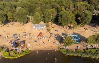 Das Waldbad Templin mit dem Sandstrand an der Havel, der Rutsche und den Liegewiesen aus der Luft fotografiert