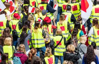 Menschen in gelben westen streiken