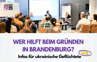 Menschen vor Publikum in der IHK Potsdam sowie Titel der Veranstaltung