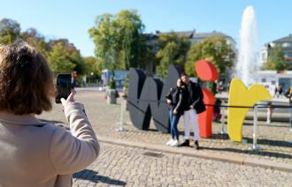 Ein farbiges "wir" auf dem Luisenplatz.