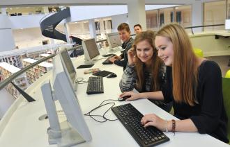 Mehrere Jugendliche lernen am Computer.