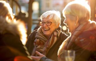 fröhlich lachende Seniorinnen