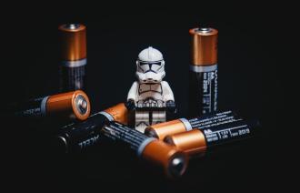 Mehrere Batterien mit einer Lego-Figur