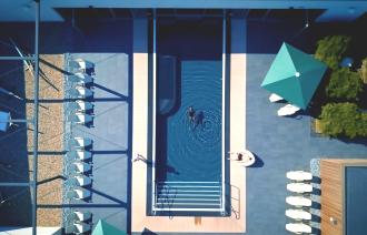 Der Outdoor-Saunabereich des blu aus der Vogelperspektive