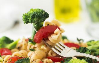 Essen mit Nudeln, Tomaten und Brokkoli