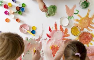 Kinder malen ein Bild