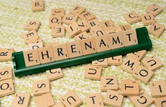 Das Bild zeigt ein Scrabblespiel mit dem Wort Ehrenamt.