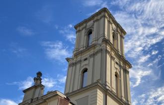 Turm der Garnisonkirche Potsdam ragt in den blauen Himmel