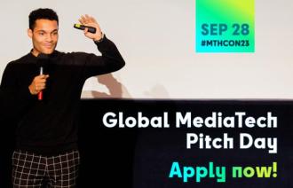 Mann auf der Bühne und Aufforderung, an dem Global MediaTech Pitch Day auf der #MTHCON23 teilzunehmen