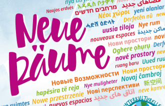 "Neue Räume" lautet das Motto der Interkulturellen Woche 2023. Das Motto ist in diversen Sprachen zu sehen.