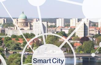 Das Bild ist eine Montage aus einem Foto von Potsdams Silhouette mit der Nikolaikirche im Zentrum des Bildes, und einer darüber gelegten Grafik aus einem Netz miteinander verbundener Kreise. In einem Kreis ist ein Foto des Potsdam Labs im Bildungsforum Potsdam zu sehen. 