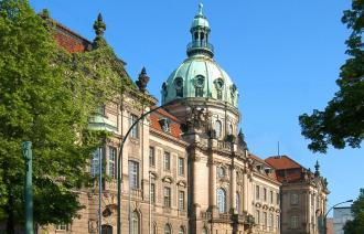 Foto des Stadthauses/ Rathauses von außen mit Blick auf die Kuppel