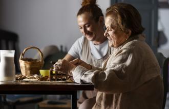 Eine jüngere und eine ältere Dame basteln zusammen.