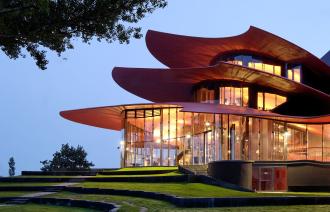 Abendstimmung vor dem Hans Otto Theater, 2006 - Hans Otto Theatre in its evening ambience, 2006 (©