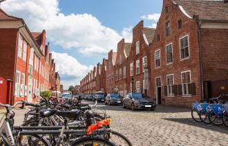 Das Foto zeigt eine Straße im Holländischen Viertel mit den charakteristischen holländischen Gebäuden.