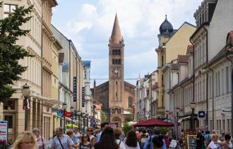 Brandenburger Straße mit St. Peter und Paul Kirche